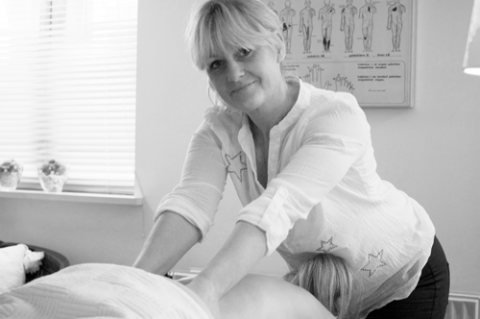 Charlotte Karlsson giver dybdegående massage og afhjælper akutte skader